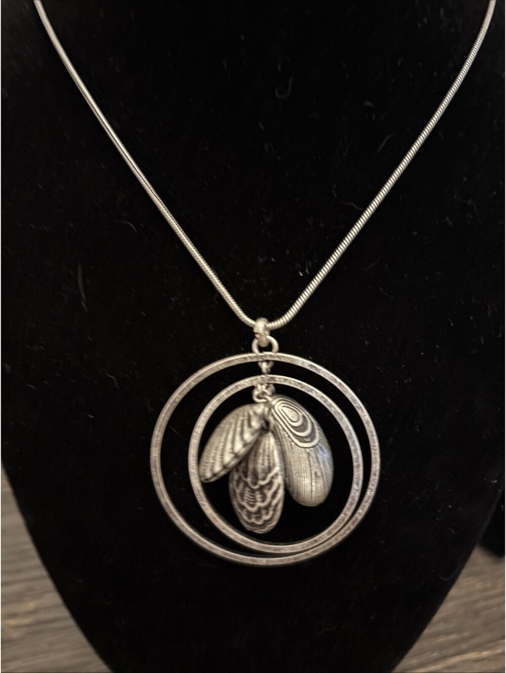liz claiborne Multiple Shell Pendant Necklace Approximately 20” NWT Silver Tone